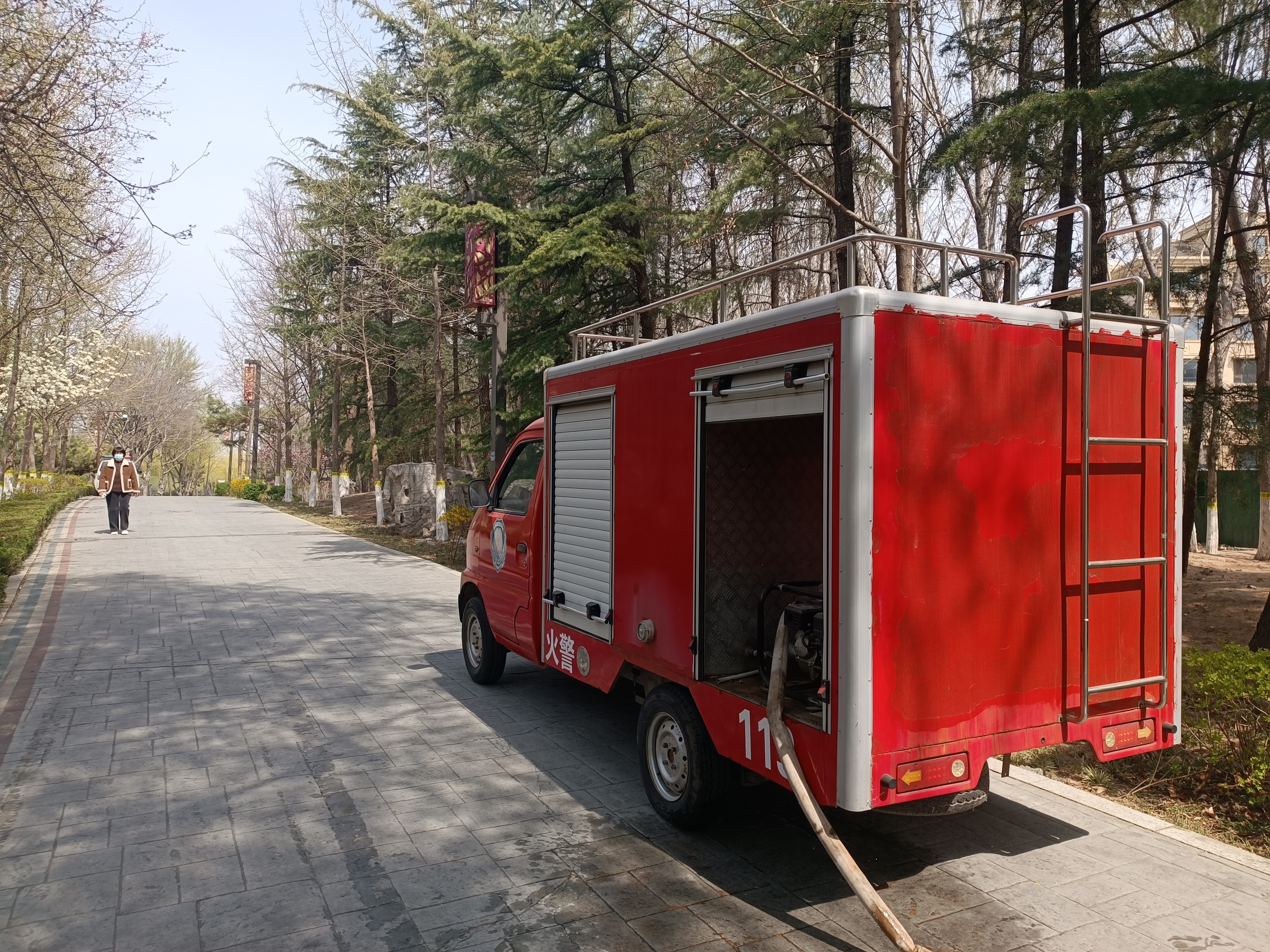 濰坊市園林環(huán)衛(wèi)集團(tuán)多策并用除楊柳飛絮，白浪景區(qū)全面整治迎清新風(fēng)貌